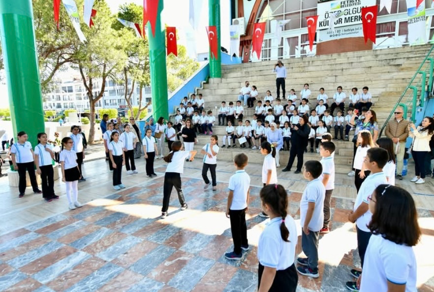 Miniklerden Çevre İçin Anlamlı Mesaj: Resim Sergisi ve Gösteriler Büyük Beğeni Topladı
