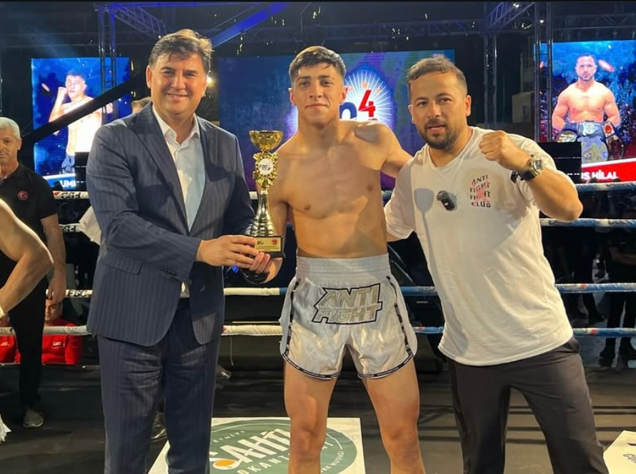 Fethiye’de FBO Fight Night-4 Heyecanı: Şampiyonlara Kupaları Takdim Edildi